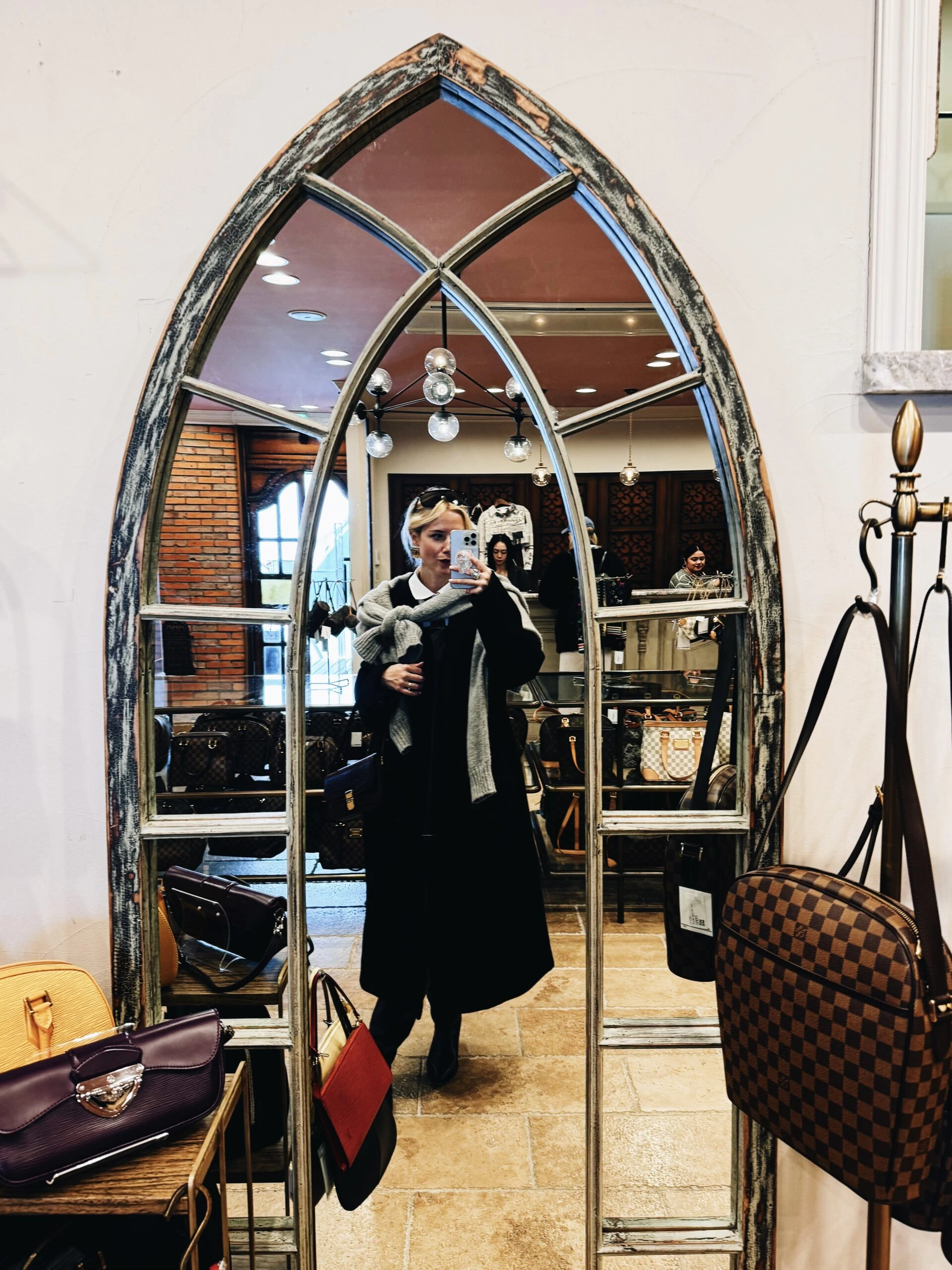 Loli en Amore Vintage Aoyama: además de Hermès hay una gran selección de piezas de Louis Vuitton