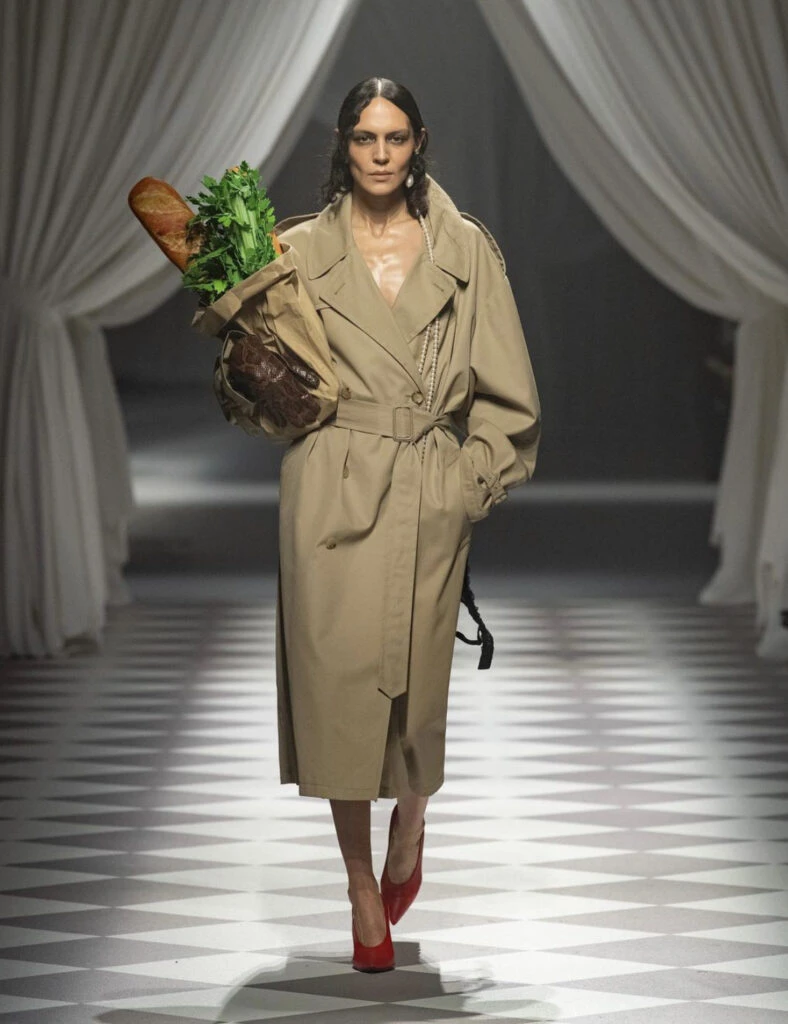 El primer desfile de Adrián Appiolazza como diseñador creativo de Moschino