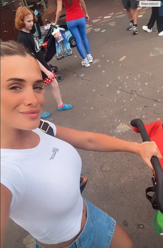 Las fotos del viaje de Cami Homs a Disney junto a sus hijos