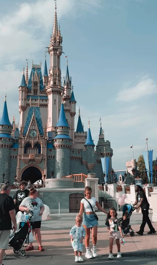 Las fotos del viaje de Cami Homs a Disney junto a sus hijos