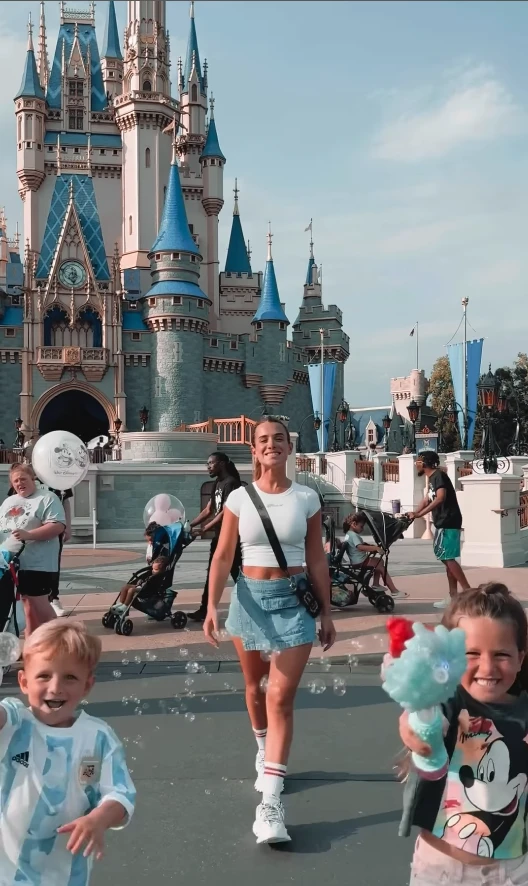 Las fotos del viaje de Cami Homs a Disney junto a sus hijos