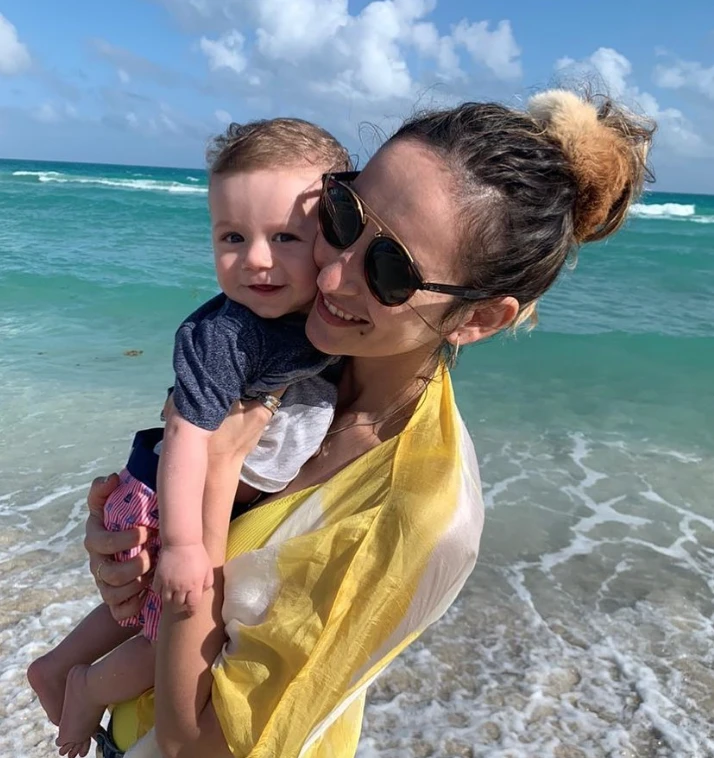 Vicky con uno de sus hijos