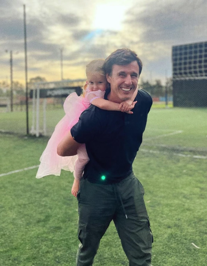 Ana García Moritán jugando con su papá, Roberto, vestida de princesa de Disney.