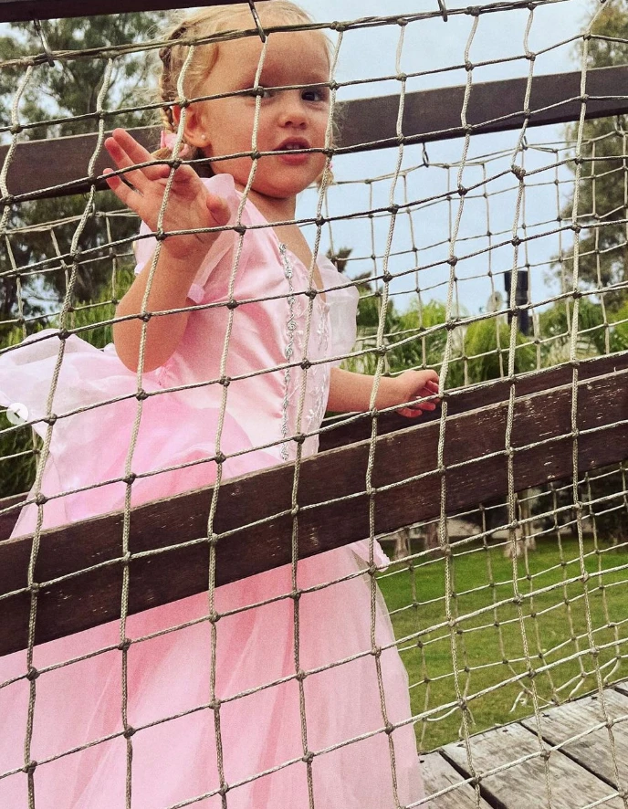 Ana García Moritán jugando con su papá, Roberto, vestida de princesa de Disney.