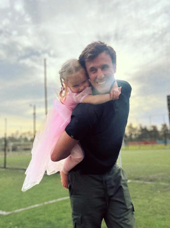 Ana García Moritán jugando con su papá, Roberto, vestida de princesa de Disney.