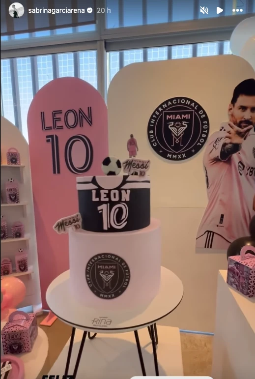 La fiesta temática de León Paoloski.