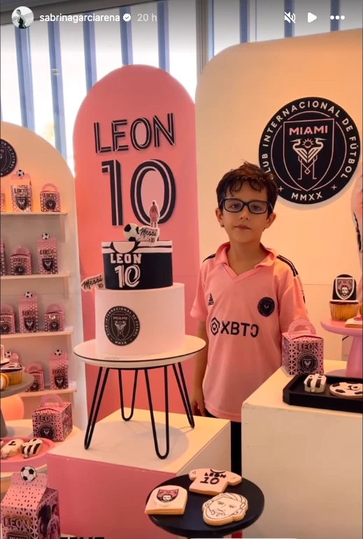 La fiesta temática de León Paoloski. 