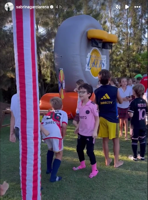 La fiesta temática de León Paoloski.