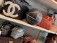 En el local de Amore Vintage de hombres, predominaban items de Goyard, Louis Vuitton y algunos items deportivos, como esta pelota de basket de Chanel