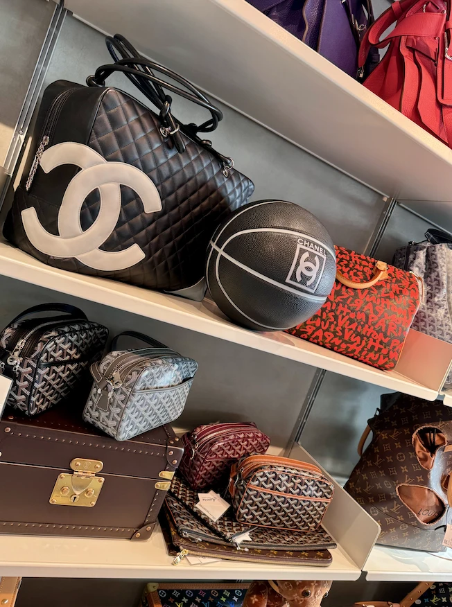 En el local de Amore Vintage de hombres, predominaban items de Goyard, Louis Vuitton y algunos items deportivos, como esta pelota de basket de Chanel