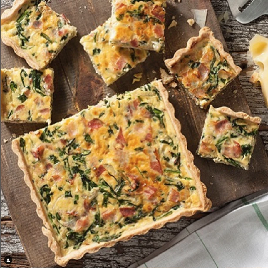 Tarta de espinacas, cebolla y panceta con masa casera con queso.