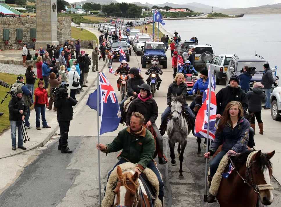 El referéndum sobre la soberanía de las islas Malvinas de 2013 fue un plebiscito decidido por el gobierno local de las islas Malvinas, que es un territorio no autónomo2​ administrado por el Reino Unido y cuya soberanía se encuentra en disputa con la República Argentina. Se llevó a cabo los días 10 y 11 de marzo de dicho año.1​3​4​5​6​ A los habitantes de las islas Malvinas se les preguntó si querían que el archipiélago continuara bajo administración británica —como hasta ahora—, en razón del pedido de la Argentina para negociar la devolución de la soberanía de las islas.7​
