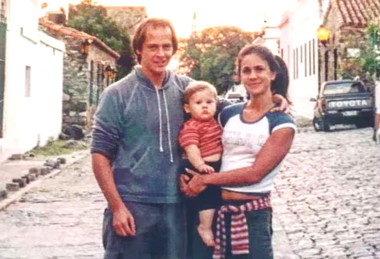 Nancy Dupláa y Matías Martin con Luca bebé. Foto Google.