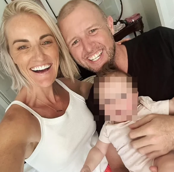 Ash Good, víctima de atentado Sidney, con su marido y su beba