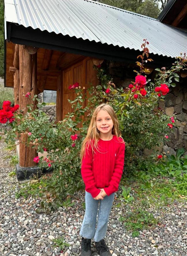 Magnolia y Amancio Vicuña, los hijos menores de la China, están con ella en el sur. En esta foto, posando en la cabaña de Chapelco donde pasaron el fin de semana. Foto IG.