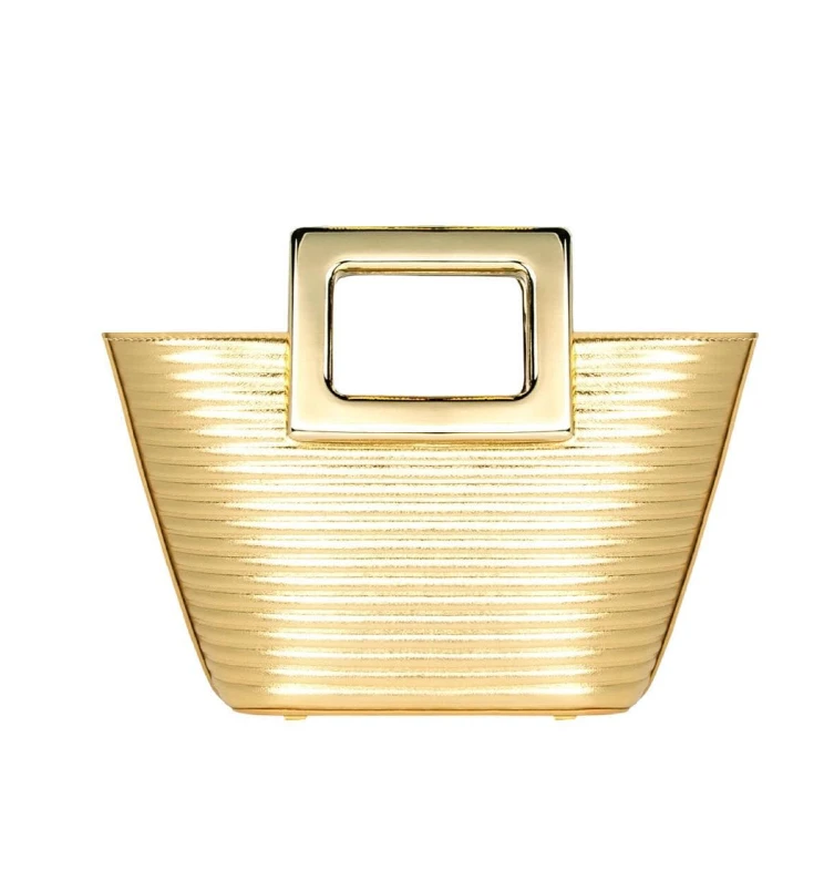 Amalia causó impacto con sus accesorios metalizados. Foto IG.