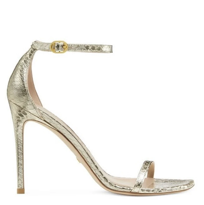 Amalia causó impacto con sus accesorios metalizados. Foto IG.