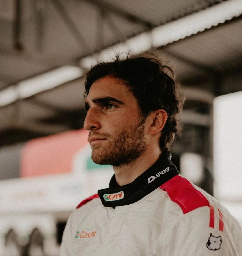 Valentín Yanquelevich, el segundo hijo de Romina Ya, es corredor automovilístico.