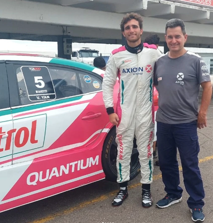 Valentín Yanquelevich, el segundo hijo de Romina Ya, es corredor automovilístico.