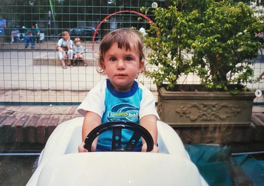 Valentín Yanquelevich, el segundo hijo de Romina Ya, es corredor automovilístico.