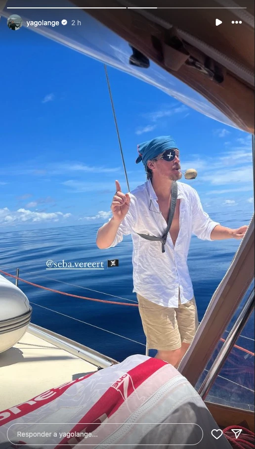 Juana Viale y Yago Lange junto al resto de la tripulación, hicieron el ritual de Neptuno. Foto IG.