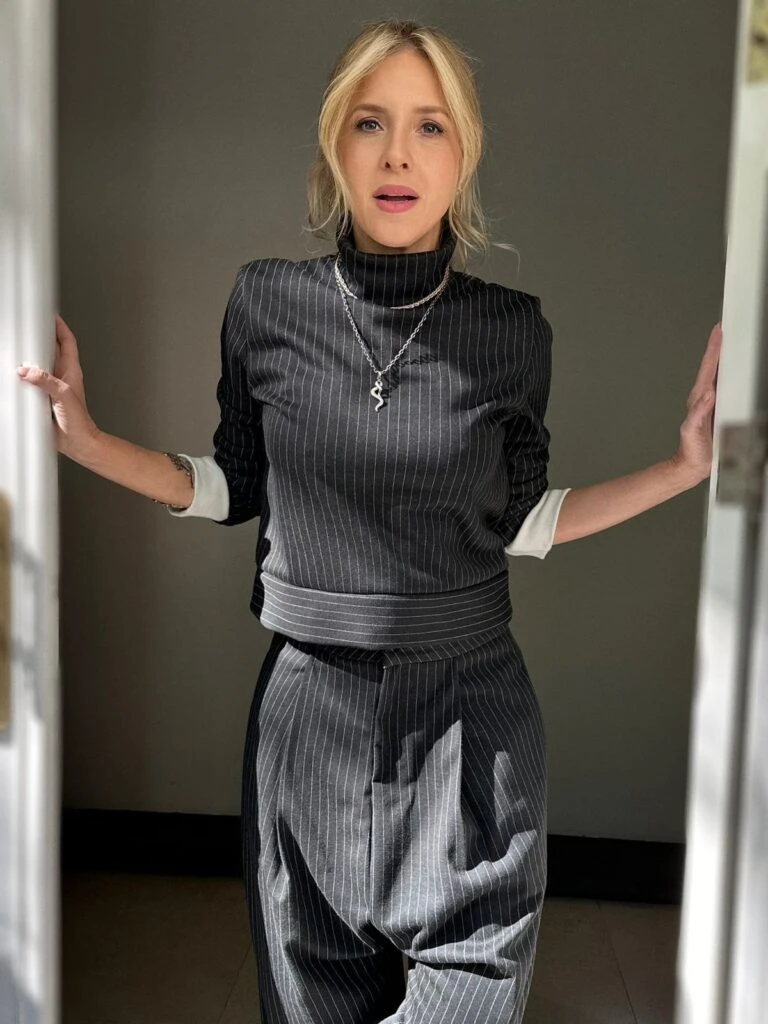 Carla Peterson y un look sastrero muy canchero