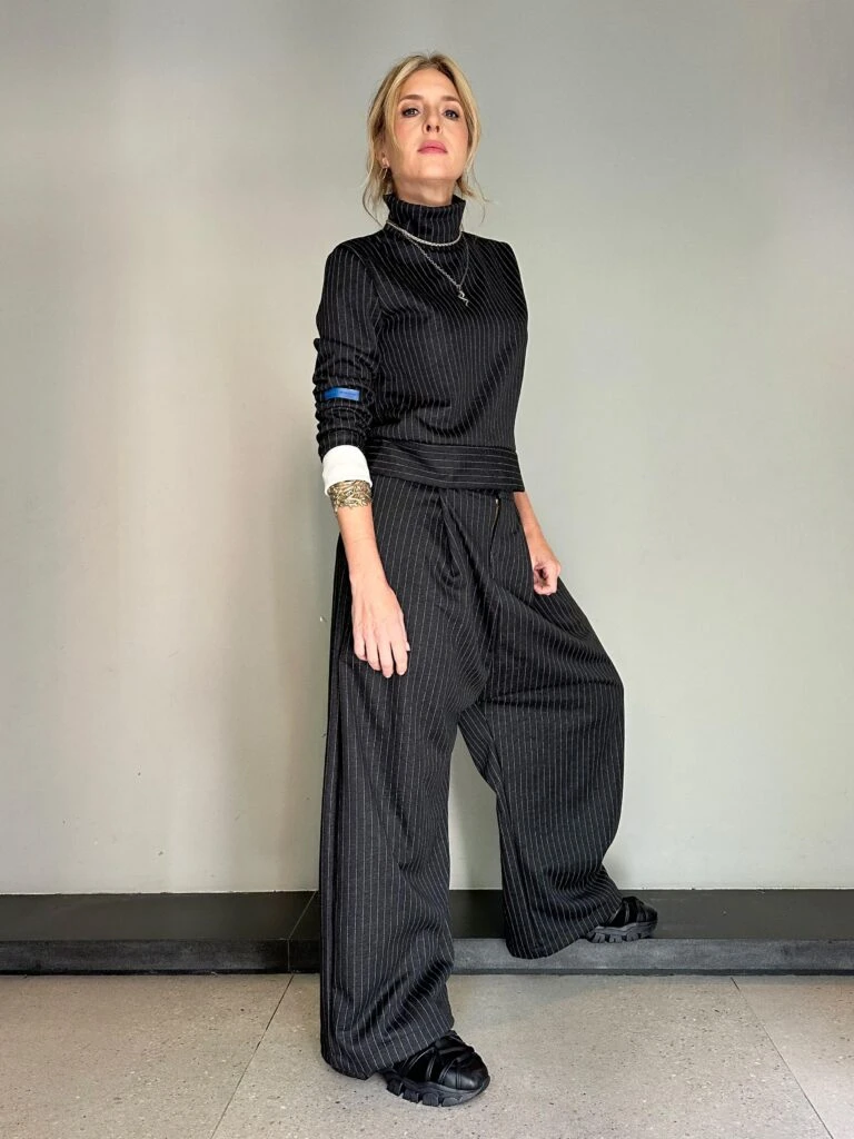 Carla Peterson y un look sastrero muy canchero