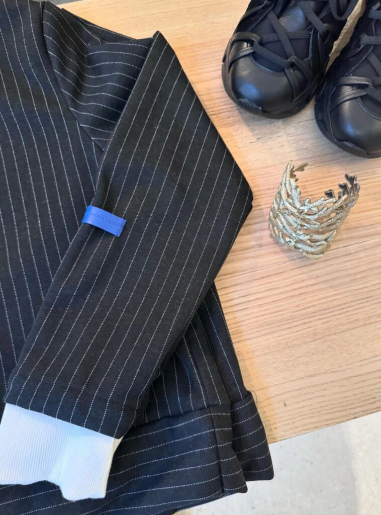 Carla Peterson y un look sastrero muy canchero