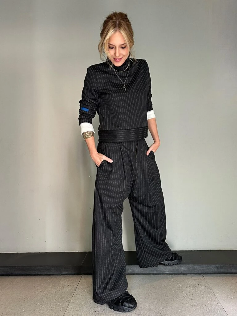 Carla Peterson y un look sastrero muy canchero