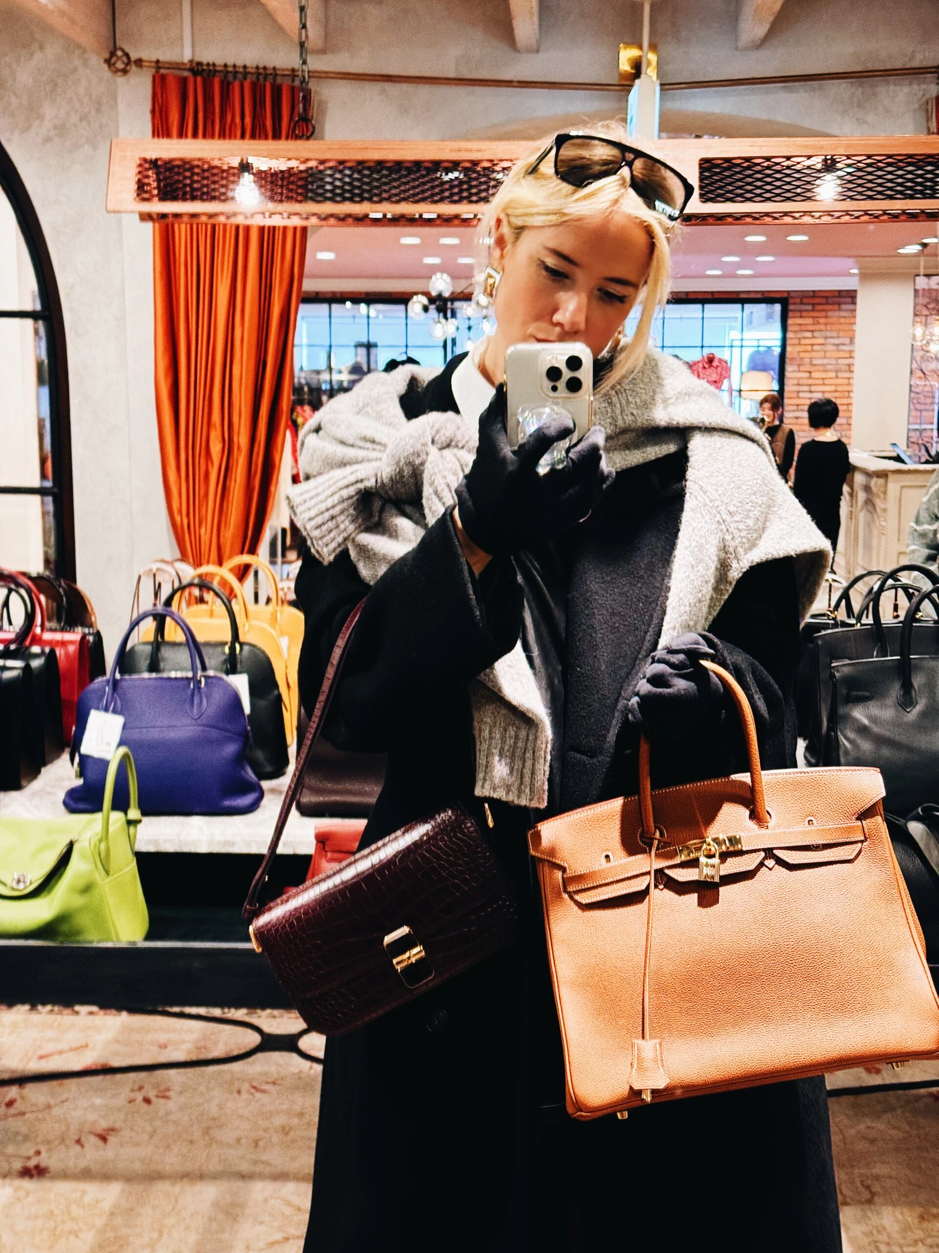 Loli con los guantes puestos para tocar las carteras de Hermès