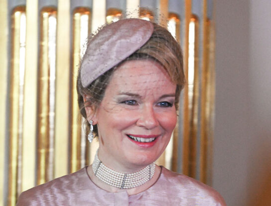 Mathilde, la reina de Bélgica, sorprendió con look un monocolor protagonizado por un accesorio sofisticado