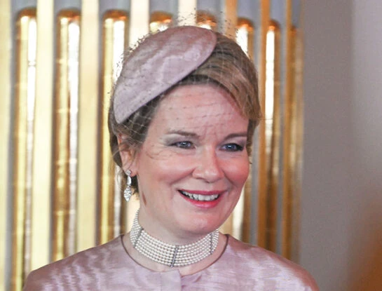 Mathilde, la reina de Bélgica, sorprendió con look un monocolor protagonizado por un accesorio sofisticado