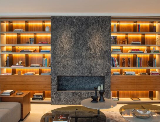 Gris, blanco y amarillo para un departamento que se anima a combinar estilos y épocas