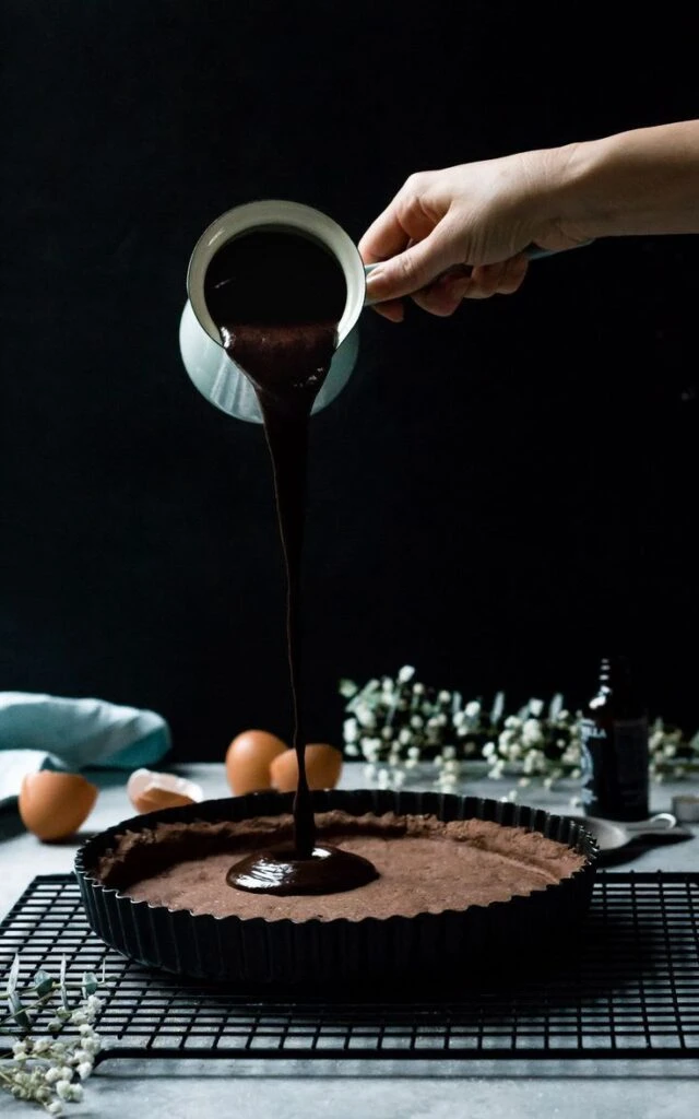 Tarta de chocolate, vino y frutos rojos, sin horno: una receta diferente de Agustina Vives para tomar el té con amigas