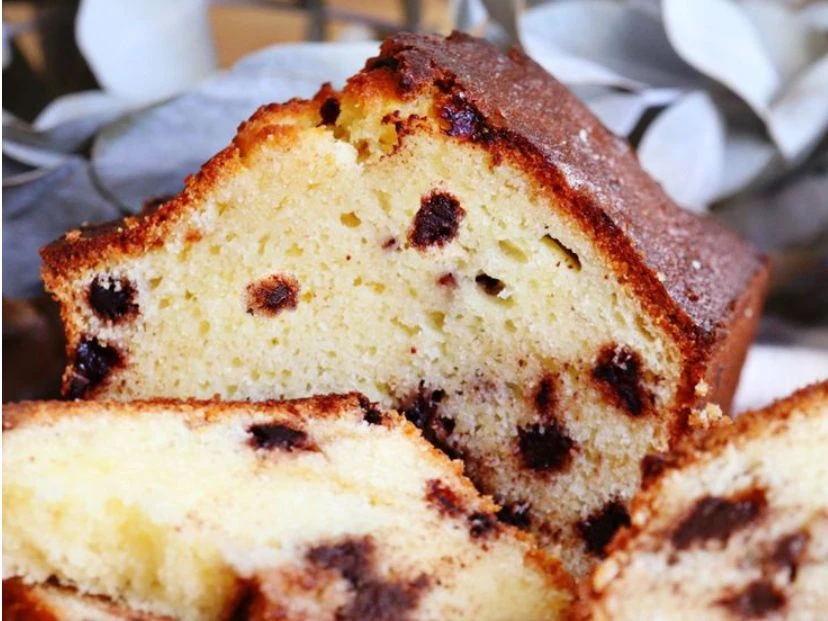 Cómo hacer un budín express de vainilla con chips y dulce de leche: una receta riquísima para el fin de semana