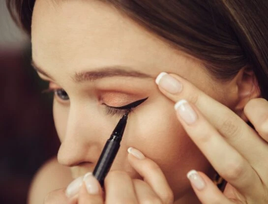 Cómo hacer el eyeliner tilde, el tip infalible para levantar el párpado caído