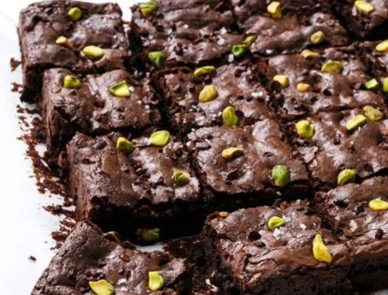 La receta de brownie con pistachos ideal para un día de lluvia