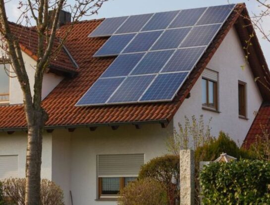 Beneficios de invertir en energías renovables en contextos de tarifazos