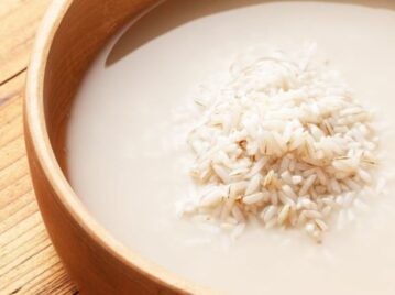 Ritual con agua de arroz para limpiar tu casa y atraer la abundancia
