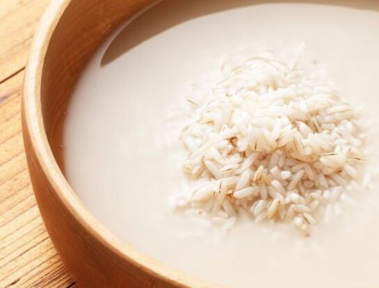 Ritual con agua de arroz para limpiar tu casa y atraer la abundancia