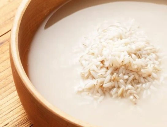 Ritual con agua de arroz para limpiar tu casa y atraer la abundancia
