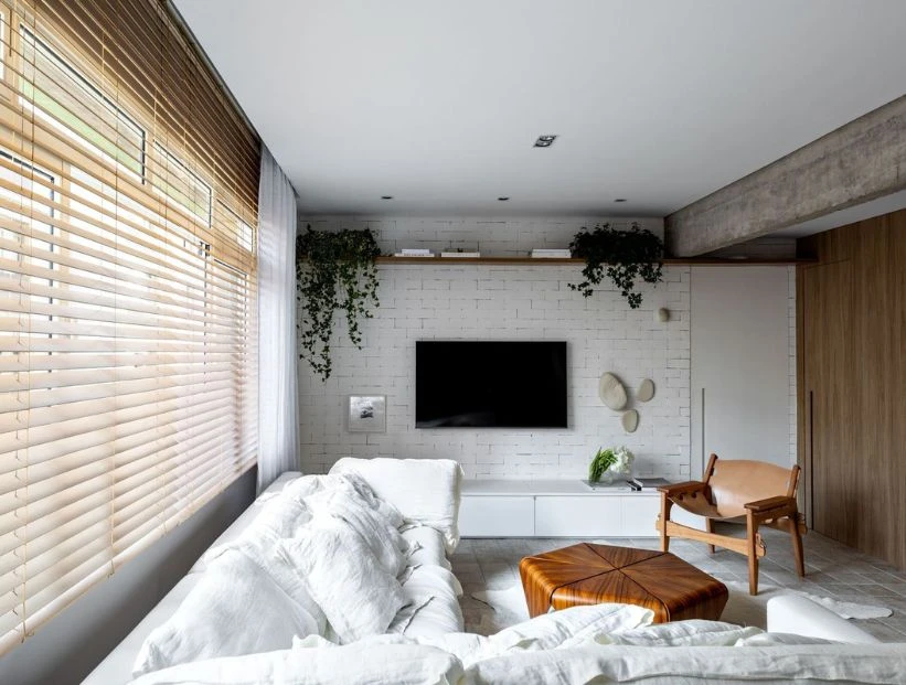 Un departamento moderno con colores claros y texturas naturales