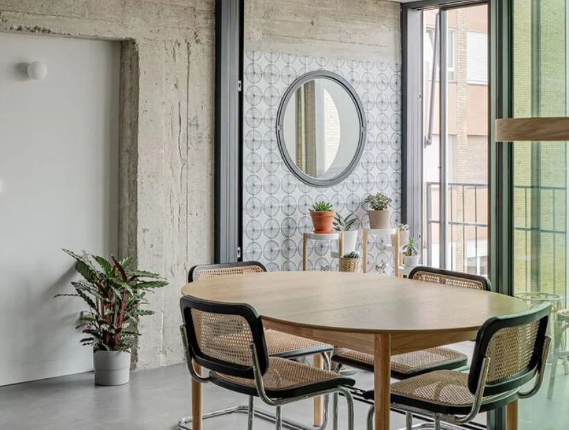 Un departamento moderno que conserva sus antiguos elementos estructurales