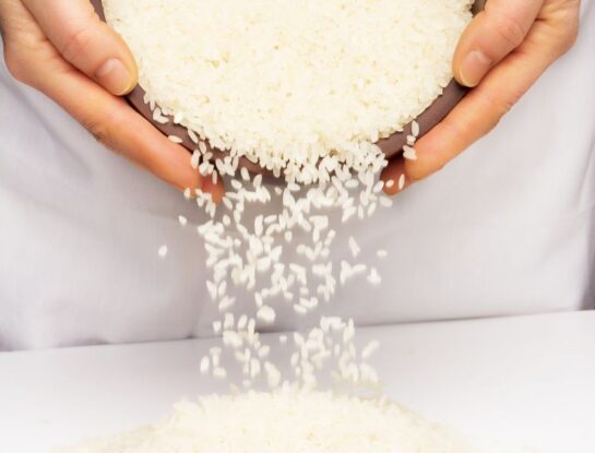 Ritual de limpieza con agua de arroz para atraer la abundancia: se hace los primeros días del mes