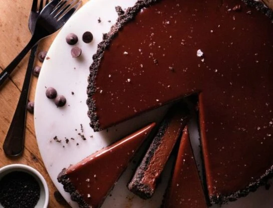 Tarta de chocolate, vino y frutos rojos, sin horno: una receta diferente de Agustina Vives para tomar el té con amigas