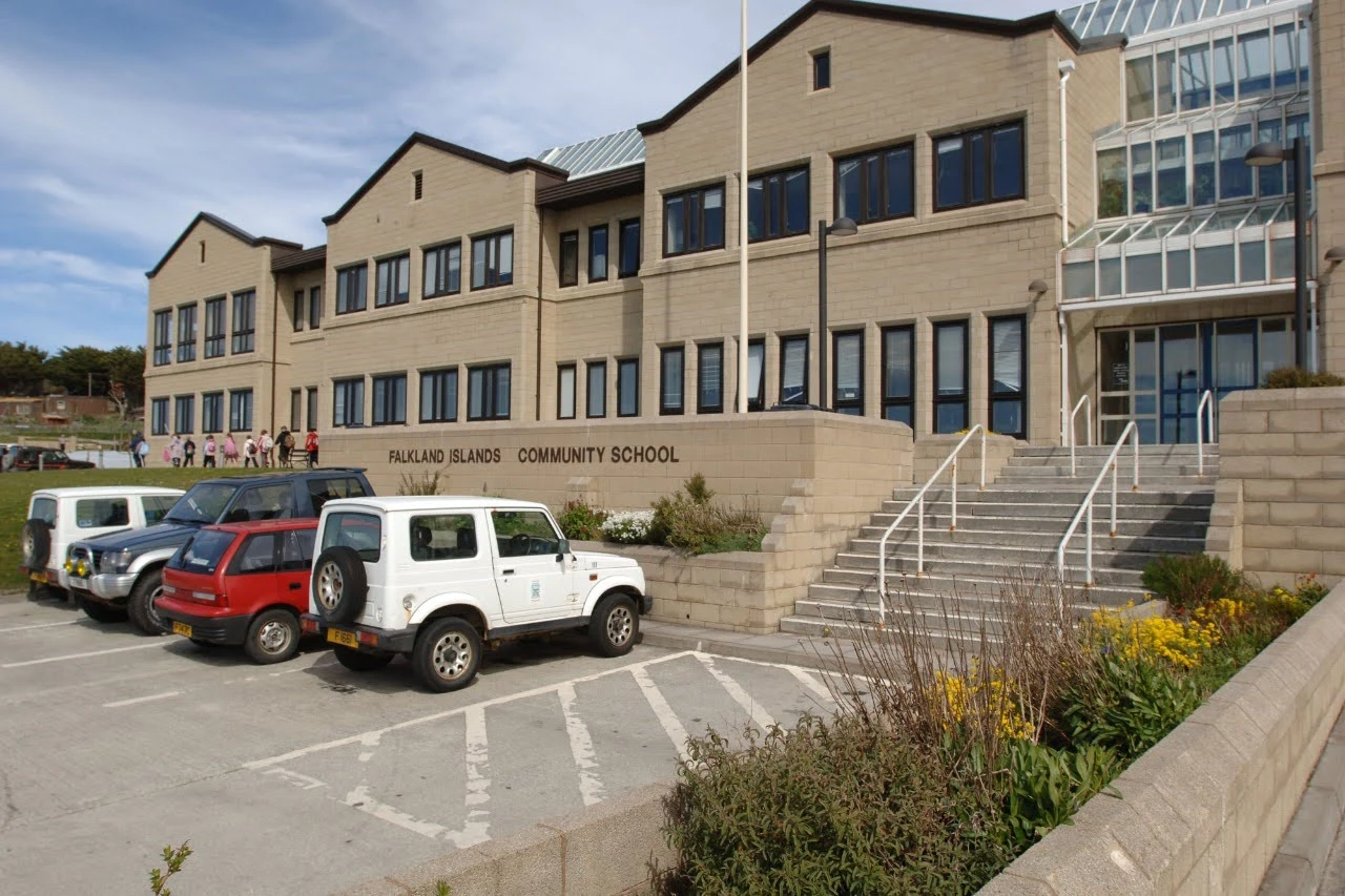 Una de las dos escuelas en las islas