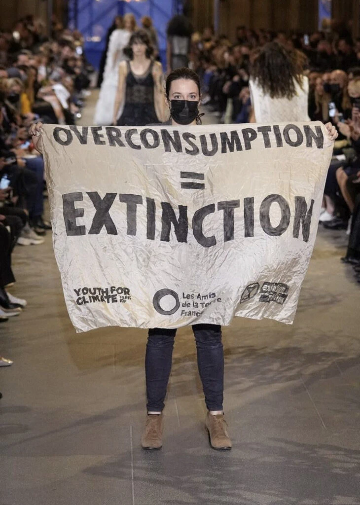Consumo masivo= extinción. Este es el mensaje de una activista en un desfile. Foto: Instagram. 