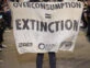 Consumo masivo= extinción. Este es el mensaje de una activista en un desfile. Foto: Instagram. 