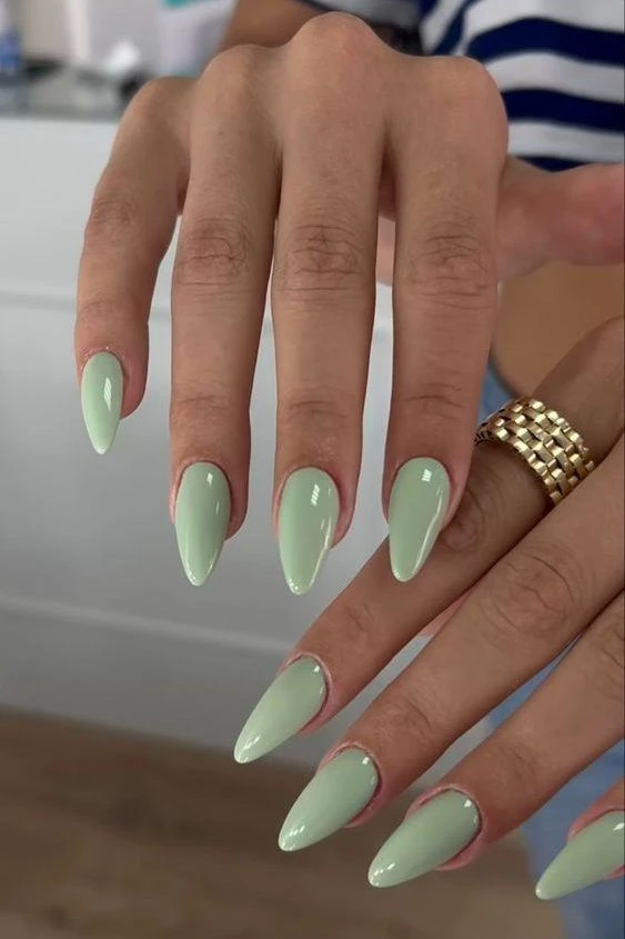 Light green nails, las uñas que marcan tendencia este invierno