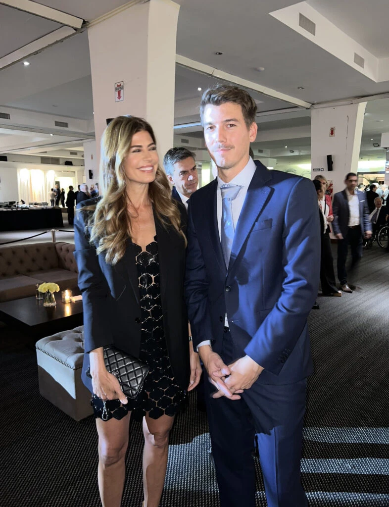 Juliana Awada impactó con su look más fashionista. Twitter: @felipeferrandes.